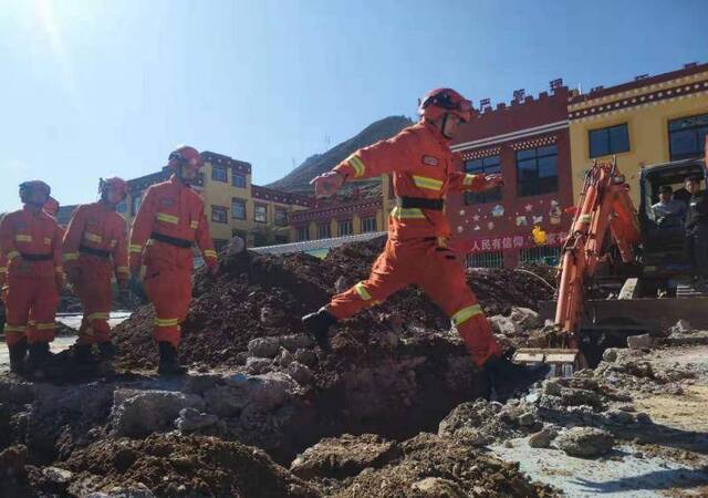 夏河地震致234户受灾， 唐尕昂乡黄科村房屋现裂缝