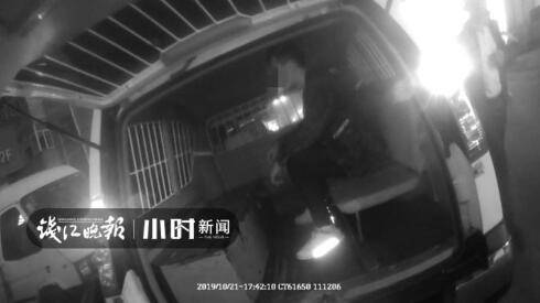 男子两次让警方帮他“捉奸” 警察一查发现蹊跷