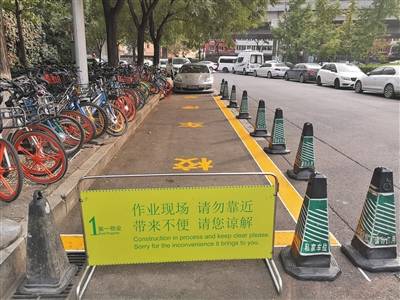 北京香河园北街道路两侧违停严重，马路只剩一车宽