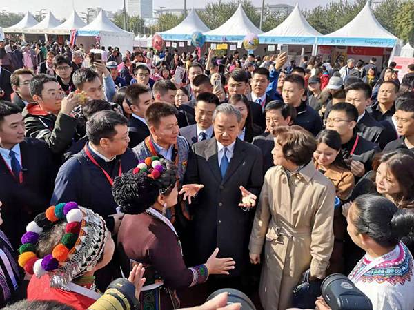 国务委员兼外长王毅和夫人钱韦在义卖会现场本文图片均由澎湃新闻记者辛恩波摄