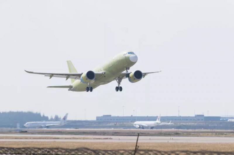 ▲C919大型客机105架机成功试飞（新华社）