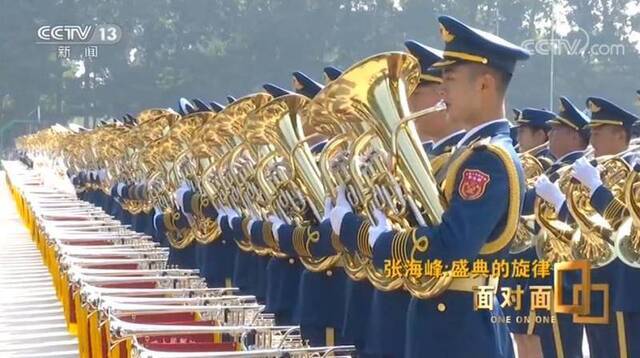 他背对长安街指挥1300人演奏56首乐曲 一秒不差