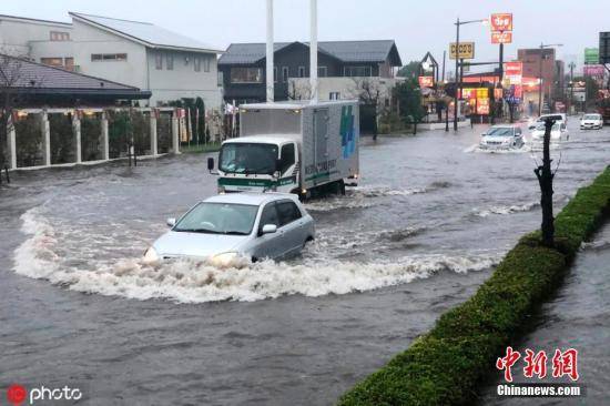 当地时间2019年10月25日，日本千叶县成田市遭遇暴雨袭击，街道遭水淹。图片来源：ICphoto