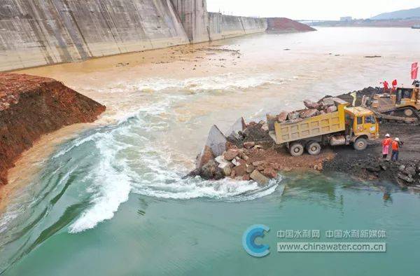 广西大藤峡水利枢纽工程成功实现大江截流