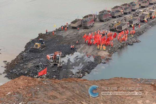 广西大藤峡水利枢纽工程成功实现大江截流