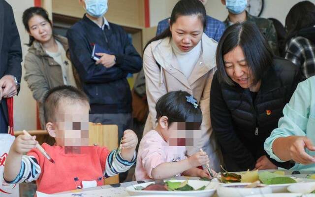 市民走进北京市儿童福利院，近距离了解孤弃儿童生活