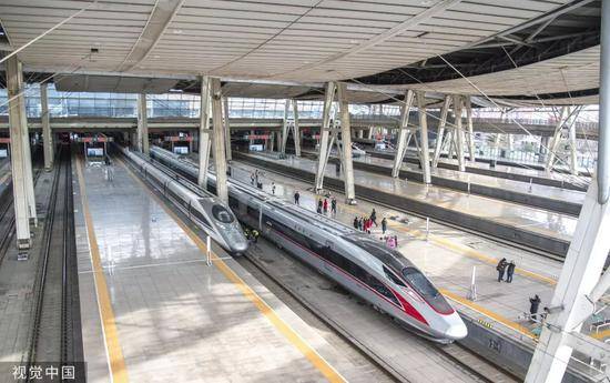 ▲资料图片：1月5日，北京，17辆超长版时速350公里“复兴号”动车组正式亮相京沪高铁，图为即将发车的首发列车停靠在北京南站站台上。