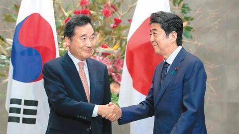 10月24日，日本首相安倍晋三与韩国总理李洛渊举行会谈。（图/东亚日报）