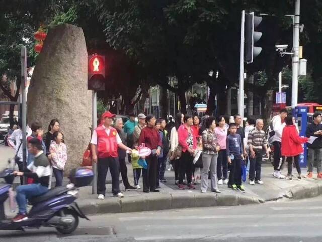 市委书记穿红马甲、戴小红帽，上街劝导交通、清理垃圾