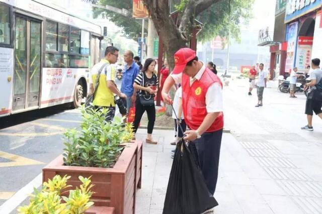 市委书记穿红马甲、戴小红帽，上街劝导交通、清理垃圾