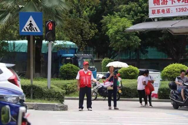 市委书记穿红马甲戴小红帽 上街劝导交通清理垃圾