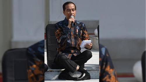 印尼总统高难度盘腿坐姿走红 网友纷纷发起挑战