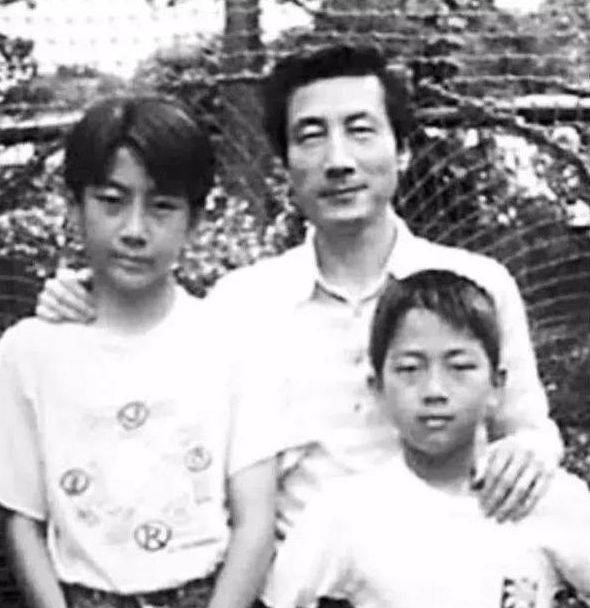 日本前首相小泉纯一郎和儿子在一起（右为次子进次郎）