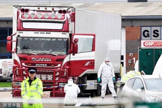 10月23日，英国埃塞克斯郡格雷士，警方在一辆卡车集装箱内发现了39具遗体。图自视觉中国