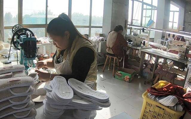 网上仅30个字介绍的河北小村 藏着140年布鞋老手艺