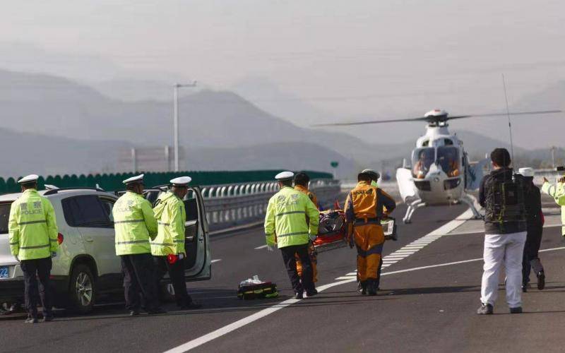 北京交警演练“空地一体化”急救，直升机十分钟到现场