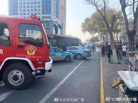 天津一公交司机突发昏厥致多车事故 致两人受伤