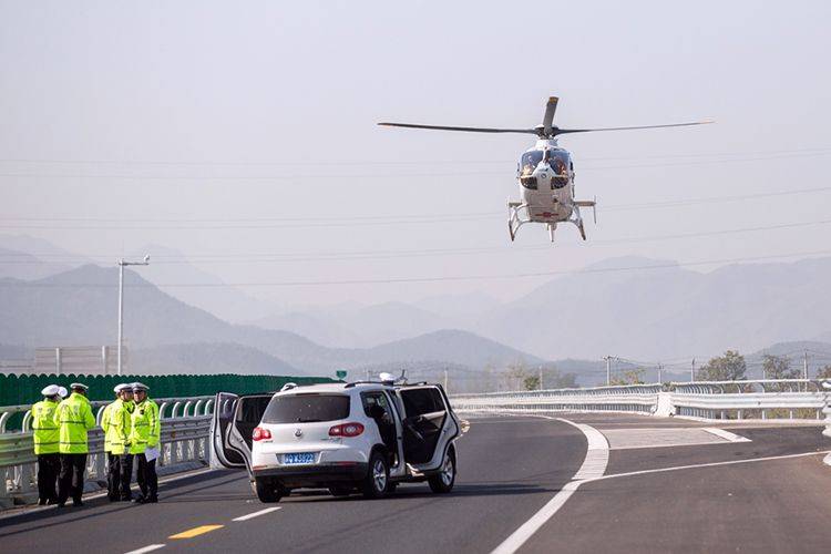 直升机10分钟到现场 北京交警演练“空地一体化”救援