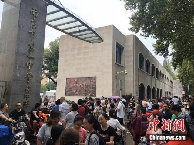 资料图：某星期五下午三点，南京一初中门前有大量家长等待孩子放学。冷昊阳摄