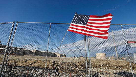 2019年10月13日，美国密歇根州弗林特的通用汽车装配厂围栏上插着一面美国国旗。图片来源：视觉中国