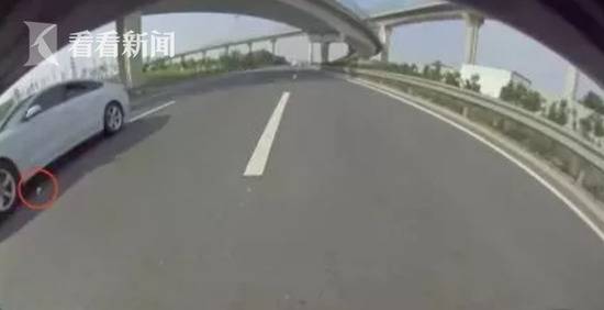 专开奥迪来碰瓷扔石头划车 特斯拉：教你做人