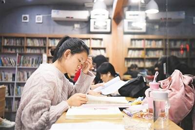近日，湖南省长沙市湖南图书馆开放24小时自助图书馆。图为读者在馆内看书学习。新华社记者薛宇舸摄
