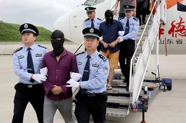 浙江警方押解嫌疑人回国。本文图片均由警方供图