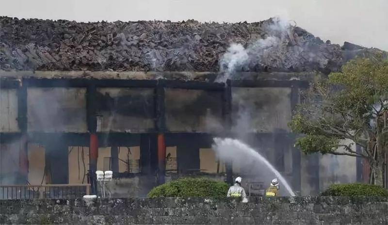 首里城突发大火，消防员赶往现场救火。（共同社发）