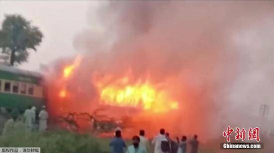 巴基斯坦列车起火事故已致65人遇难 40多人受伤