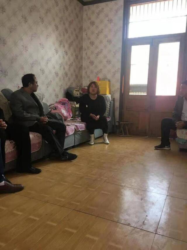 四问山东新泰男婴被埋获救事件