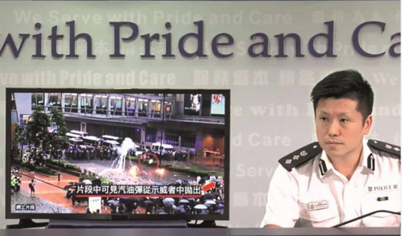 香港警方公布的原始视频显示，汽油弹是由示威者投向警方防线。