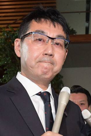 河井在递交辞呈后接受采访（每日新闻）