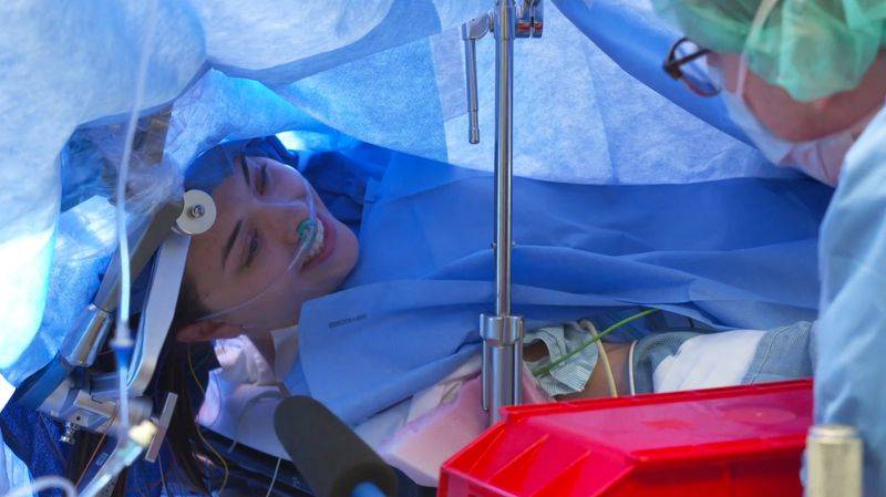 珍娜在手术过程中面带微笑（图：纽约邮报）