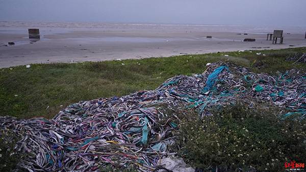 广东湛江吴川一处海岸出现1公里垃圾带