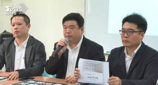 绿议员摆人形立牌讽韩国瑜 与蓝议员爆发肢体冲突