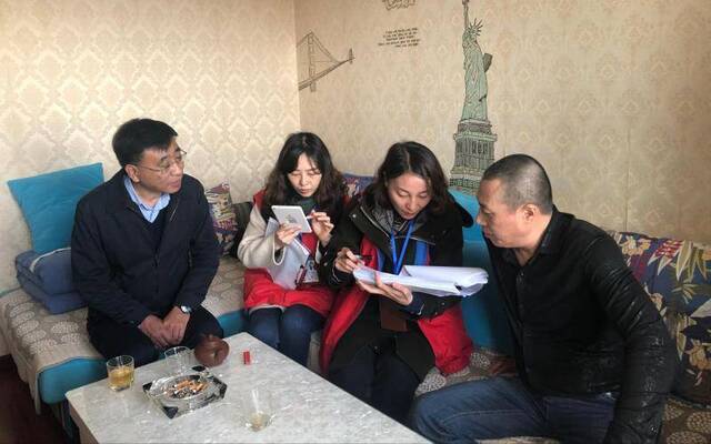 调查员在通州梨园怡然世家小区进行入户登记。北京市统计局供图