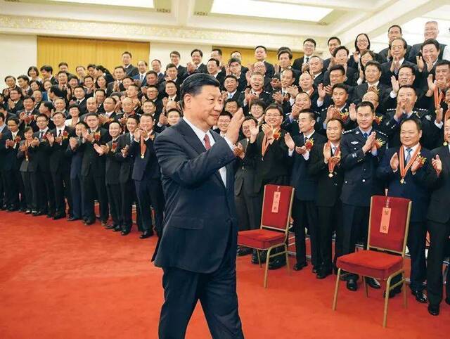 △2019年6月25日，习近平等党和国家领导人在人民大会堂会见第九届全国“人民满意的公务员”和“人民满意的公务员集体”受表彰代表。