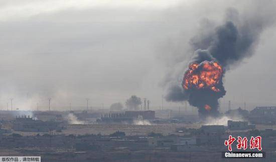 10月12日，土耳其对叙利亚库尔德武装发起军事行动，土叙边境遭到轰炸起火。