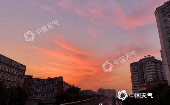 今晨，北京天空出现“少女粉”朝霞。（图/王晓）