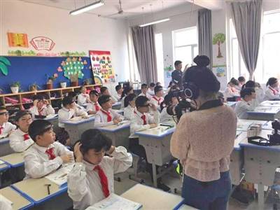 学生们在课堂上使用“头环”。金华市孝顺镇中心小学官网