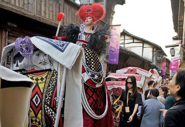 嗨翻“古镇嘉年华” 乌镇戏剧节献上千余场演出 组图