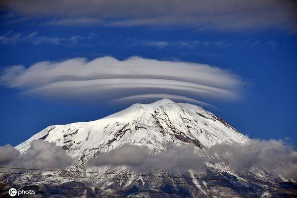 当地时间2019年10月31日，土耳其阿勒，土耳其最高峰阿勒山的山顶出现奇异的云彩，形状酷似飞碟。图源：东方IC