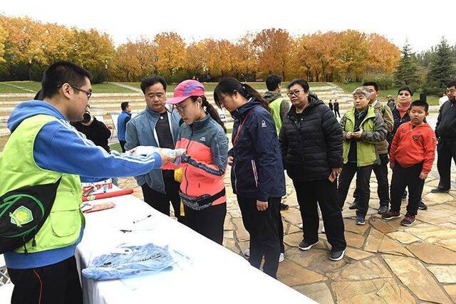 欢乐家庭组团奔跑朝阳举行“SUNRUN”健康跑