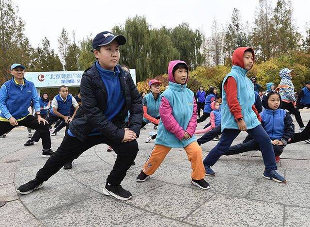 欢乐家庭组团奔跑朝阳举行“SUNRUN”健康跑