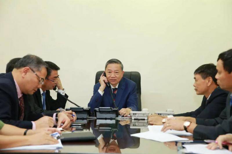 10月30日，在越南河内，越南公安部部长苏林（中）与英国内政大臣普丽蒂·帕特尔通话。新华社/越通社