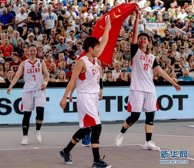 6月，2019国际篮联三人篮球世界杯女子组决赛中，中国队以19比13战胜匈牙利队。这是中国篮球历史上第一个世界冠军。（新华社/法新）