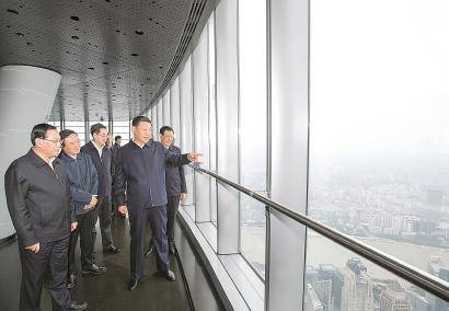 俯瞰城市风貌浦东·上海中心大厦2018年11月6日2018年11月6日至7日，中共中央总书记、国家主席、中央军委主席习近平在上海考察。这是6日上午，习近平在上海中心大厦119层观光厅俯瞰上海城市风貌。新华社发（资料照片）