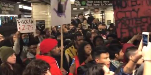 示威者高举反对增加警力及“去你的2.75美元地铁票价”的标语社交媒体截图