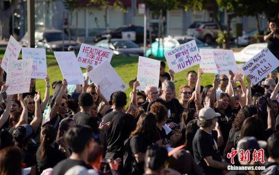 当地时间8月27日，数百名亚裔移民以及移民权益倡导者在美国加利福尼亚州奥克兰举行集会，抗议特朗普政府“公共负担”新规。中新社记者刘关关摄