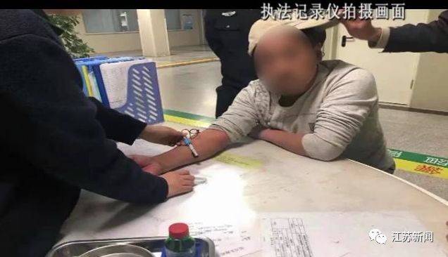 男子骑摩托车闯交警队